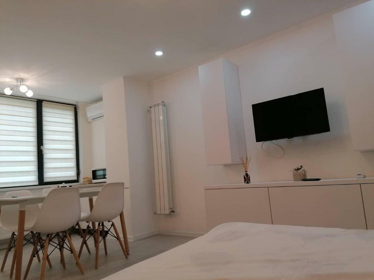White Studio Apartment คลูจ-นาโปกา ภายนอก รูปภาพ